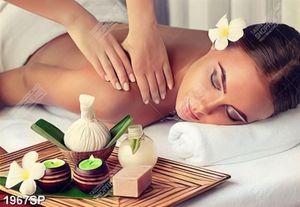 Tranh spa cô gái nằm massage thư giãn