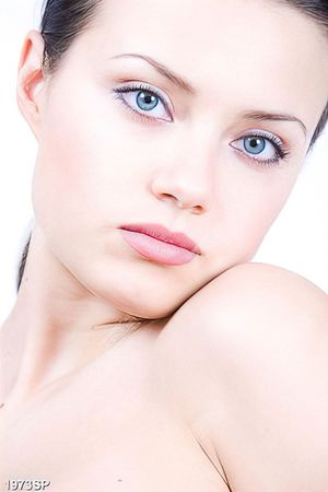 Tranh spa gương mặt xinh đẹp của cô gái trẻ