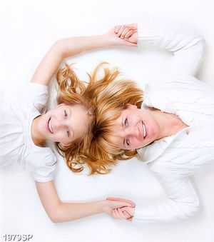 Tranh mẹ và bé nắm tay nhau