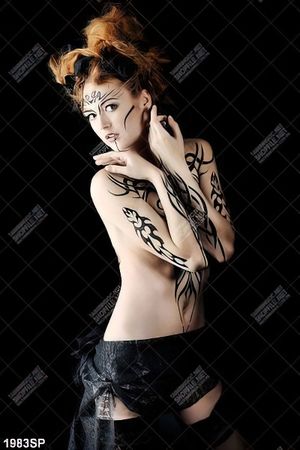 Tranh spa người mẫu bán khỏa thân gợi cảm