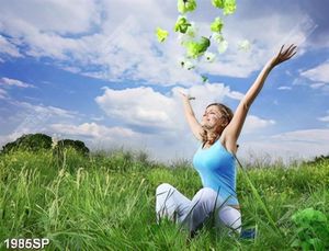 Tranh spa cô gái ngồi trên thảm cỏ xanh