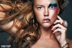 Tranh in uv người mẫu make up ấn tượng treo spa