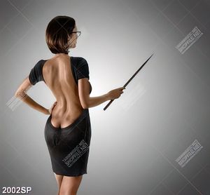 Tranh spa cô gái mặc chiếc váy khoét lưng gợi cảm