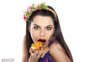 Tranh spa cô gái với chiếc bánh ngọt trên tay