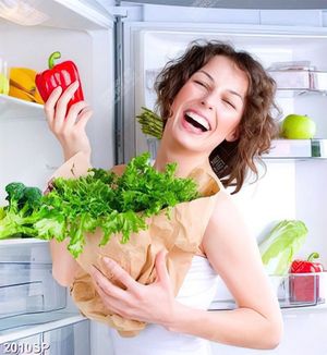 Tranh spa cô gái trẻ cầm túi rau quả tươi