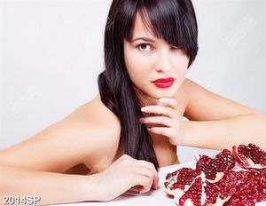 Tranh spa cô gái xinh đẹp ngồi bên trái lượu đỏ
