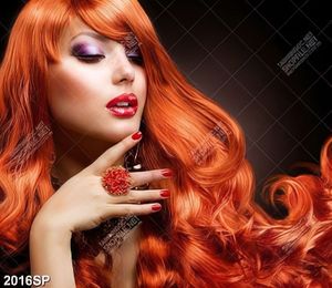 Tranh spa người mẫu với mái tóc cam dài nổi bật