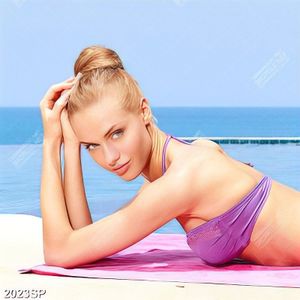 Tranh spa người mẫu bikini nằm bên hồ bơi