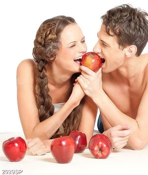Tranh spa cặp đôi trai gái vui vẻ ăn táo