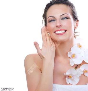 Tranh spa cô gái cười rạng rỡ bên cành hoa lan trắng