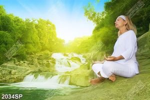 Tranh spa cô gái ngồi thư giãn bên dòng suối