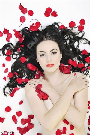 Tranh spa người mẫu bán nude nằm bên những cánh hoa hồng