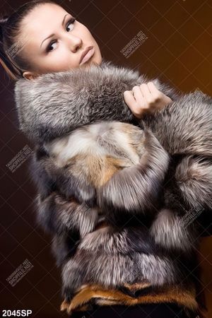 Tranh canvas treo spa cô gái mặc áo lông