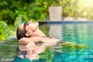 Tranh spa cô gái nằm thư giãn trong hồ bơi