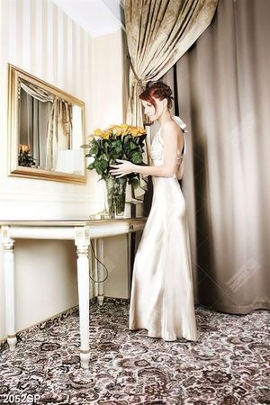 Tranh spa cô gái xinh đẹp bên bình hoa hồng