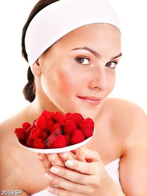 Tranh spa cô gái cầm đĩa trái mâm xôi đỏ