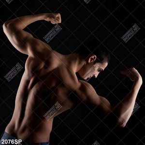 Tranh spa thân hình cơ bắp của chàng trai trẻ
