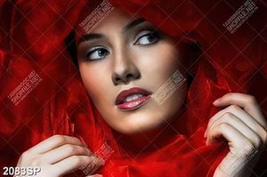 Tranh spa cô gái xinh đẹp quàng khăn đỏ