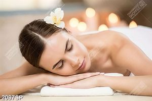 Tranh cô gái xinh đẹp nằm thư giãn trong spa