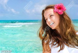 Tranh spa cô gái trẻ tươi cười đứng bên bãi biển