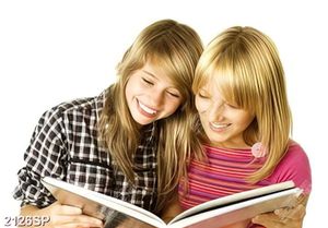 Tranh spa hai cô gái vui vẻ đọc sách
