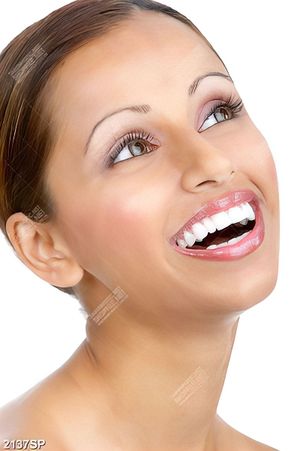 Tranh spa cô gái cười rạng rỡ