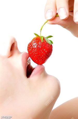 Tranh spa đôi môi và trái dâu tây đỏ
