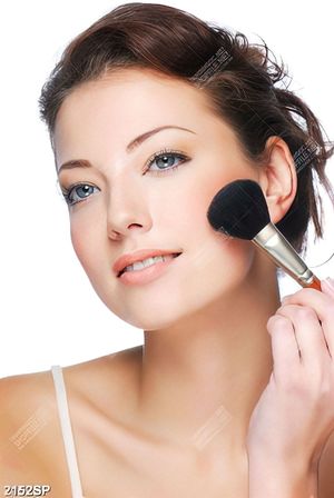 Tranh spa người đẹp tán phấn hồng trên má