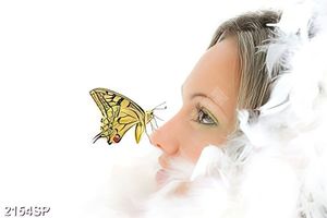 Tranh bướm vàng đậu trên chiếc mũi cô gái