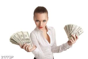 Tranh cô gái với hai tay nắm tiền