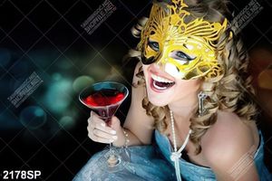 Tranh spa người đẹp bí ẩn bên ly coktail đỏ