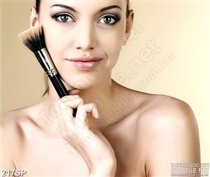 Tranh cô gái và cây cọ trang điểm in uv