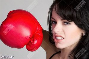 Tranh cô gái đeo gắng tay boxing đỏ