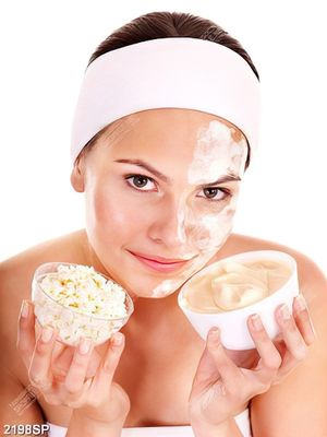 Tranh cô gái chăm sóc da treo tường spa