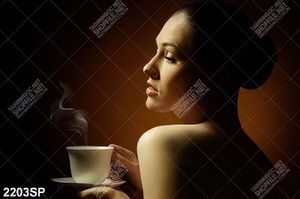 Tranh spa người đẹp cầm tách trà nóng