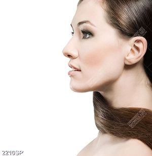 Tranh treo spa cô gái xinh đẹp