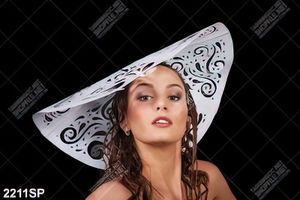 Tranh treo spa cô gái đội chiếc mũ trắng