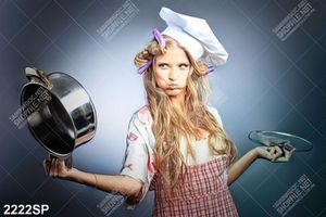 Tranh spa cô gái trẻ với chiếc nồi inox cầm trên tay