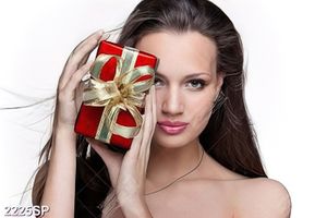 Tranh spa người đẹp cầm hộp quà nhỏ