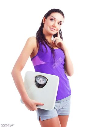 Tranh spa cô gái cầm chiếc bàn cân trên tay