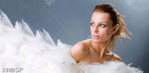 Tranh spa cô gái mặc chiếc váy ren trắng