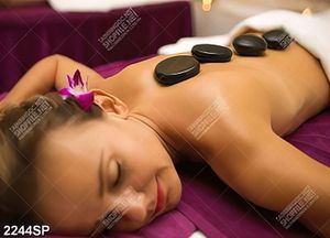 Tranh cô gái nằm massage đá nóng thư giãn in canvas