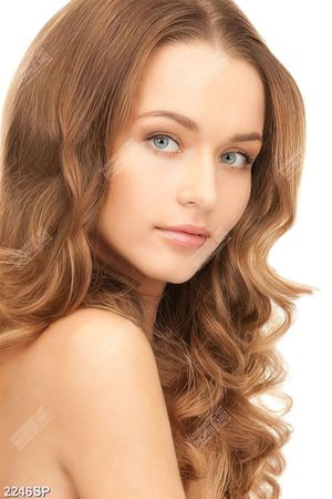 Tranh spa gương mặt xinh đẹp của cô gái trẻ