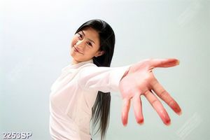 Tranh spa cô gái trẻ xòe đôi bàn tay