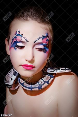 Tranh người mẫu make up ấn tượng treo spa
