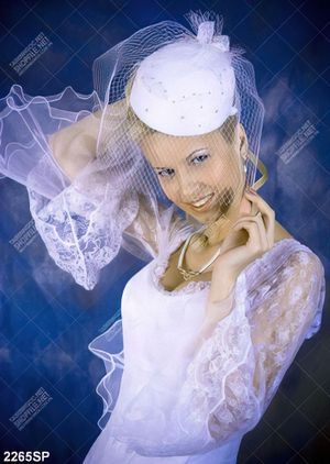 Tranh spa người đẹp mặc váy ren trắng