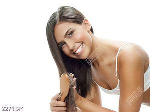 Tranh spa cô gái vui vẻ chải mái tóc