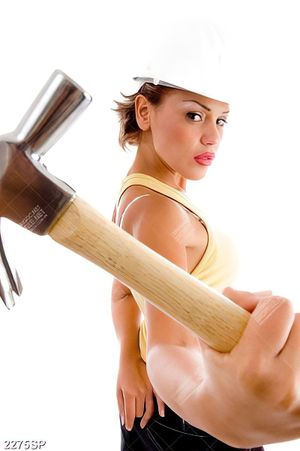 Tranh spa cô nàng cá tính với chiếc búa cầm trên tay