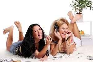 Tranh hai cô nàng vui vẻ ca hát in canvas treo spa
