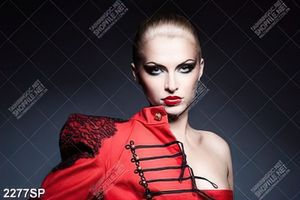 Tranh treo spa cô nàng cá tính với chiếc váy đỏ
